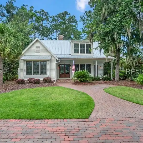 STUNNING LOWCOUNTRY-INSPIRED COTTAGE