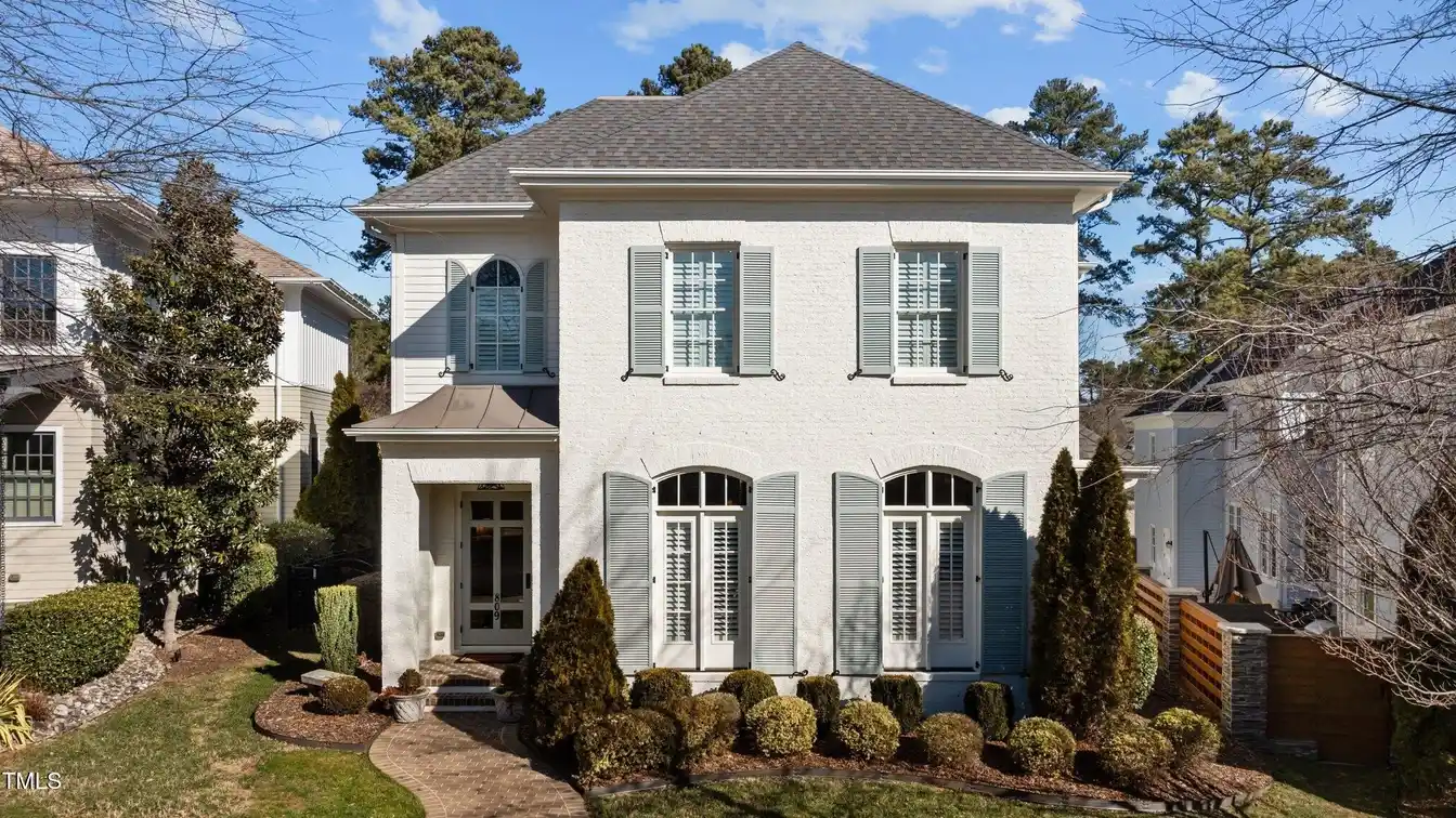 Exceptional Custom-built Home in a Luxurious Neighborhood
