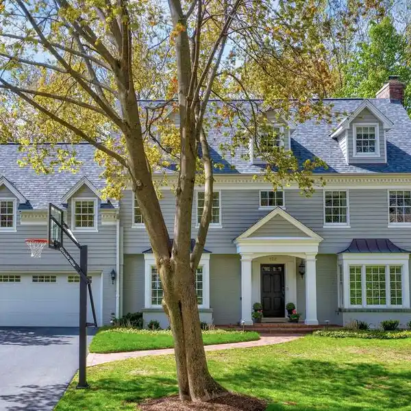ELEGANT HOUSE IN SECLUDED NEIGHBORHOOD