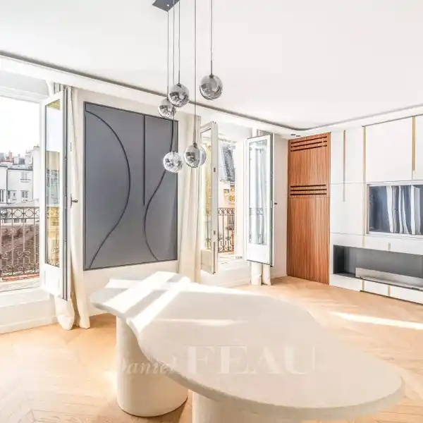 COMPLETELY RENOVATED APARTMENT IN A BEAUTIFUL BUILDING
