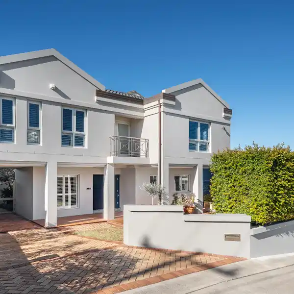 IMPRESSIVE ARCHITECT-DESIGNED HOME