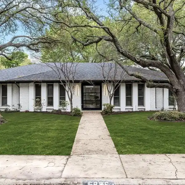BEAUTIFULLY RENOVATED MODERN HOME IN EAST DALLAS