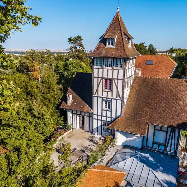 FIRST FLOOR APARTMENT IN THE MANOIR DE BUZENVAL