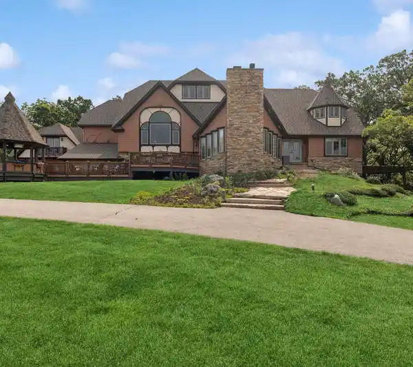 VERSATILE ESTATE ON PRIVATE ACREAGE WITH VIEWS