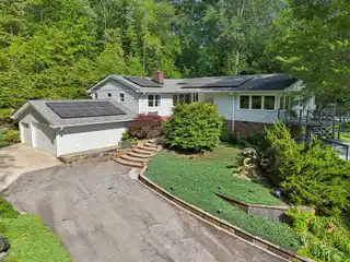 Lakeside Escape Surrounded by Nature's Beauty