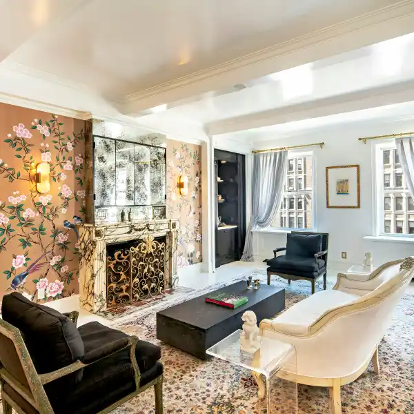 MINT CONDITION FULL FLOOR RESIDENCE