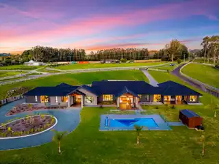 Luxurious Country Lifestyle with an Easy Commute