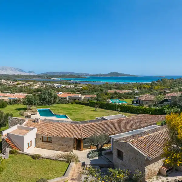 EXPANSIVE VILLA WITH BREATHTAKING VIEWS