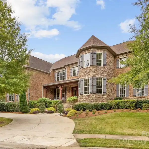 TIMELESS ELEGANCE WITH MODERN FUNCTIONALITY