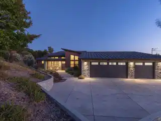Hilltop Retreat in Desirable Wikiup