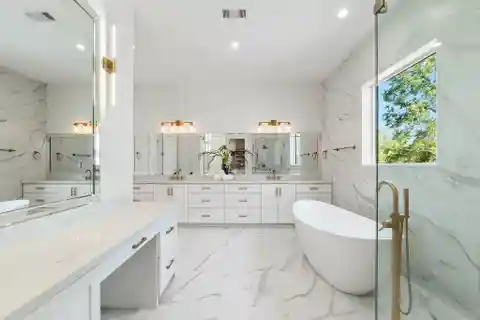 Luxurious Home in Houston’s Prestigious Timbergrove Manor