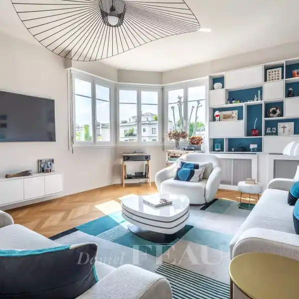SPACIOUS 1930S HOME NEAR SHOPS