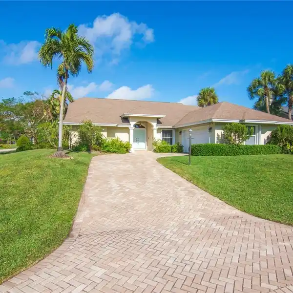 LOVELY POOL HOME IN CASTAWAY COVE