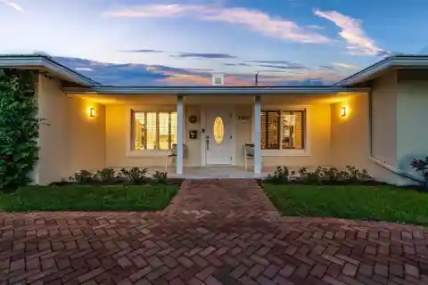 Stylish Garden Residence in Venetian Isles