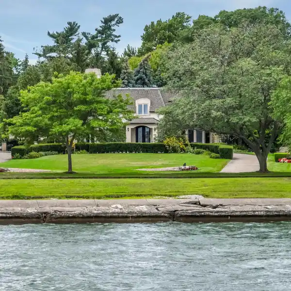 LAKEFRONT ESTATE WITH BREATHTAKING VIEWS