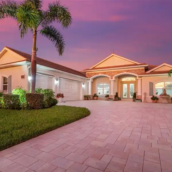 CHARMING SARASOTA SANCTUARY WITH SALTWATER POOL