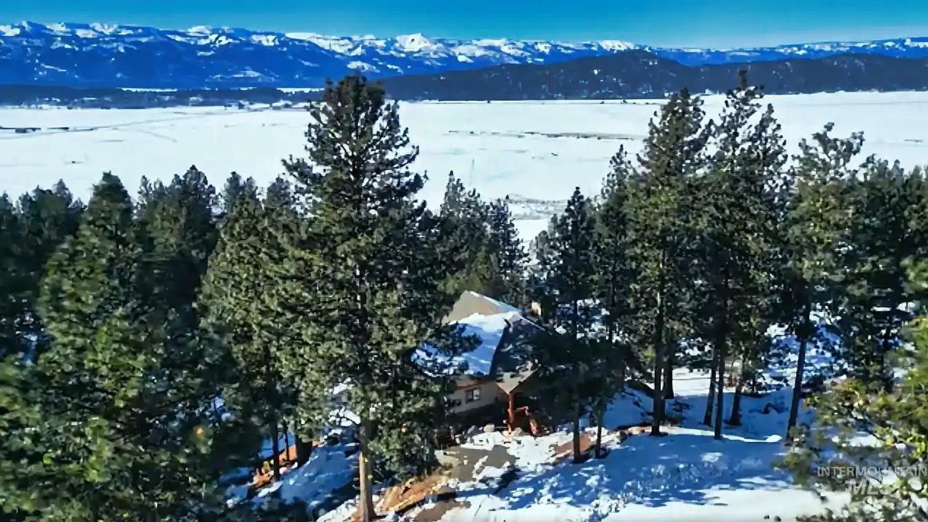 Mountain Retreat Backing to the National Forest