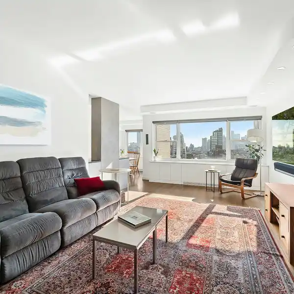 SPECTACULAR PENTHOUSE HIGH ABOVE THE CITY