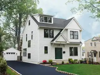 Sun-drenched New Home in a Convenient Location