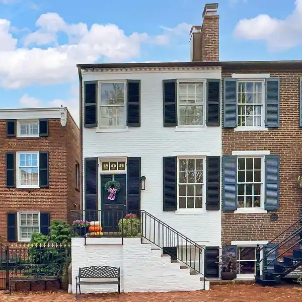 CHARMING OLD TOWN TOWNHOUSE WITH MODERN RENOVATIONS