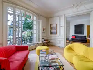 Spacious Apartment Overlooking Peaceful Garden
