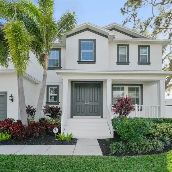 SPACIOUS RESIDENCE STEPS FROM BAYSHORE