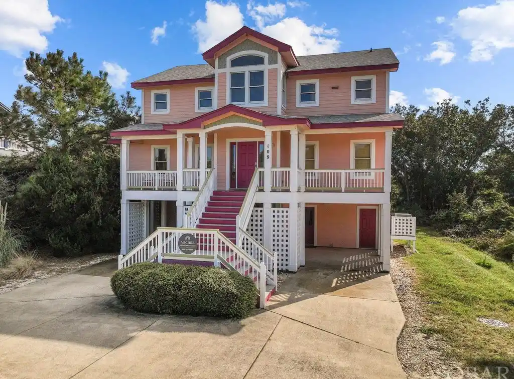 Stunning Custom-built Home in Downtown Duck