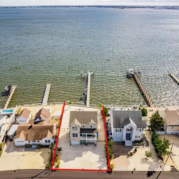 COASTAL LUXURY IN THIS BEACH-CHIC HOME