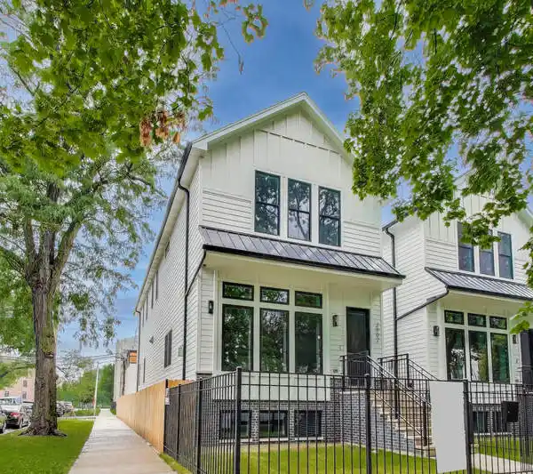 STUNNING SIX-BEDROOM ROSCOE VILLAGE RETREAT