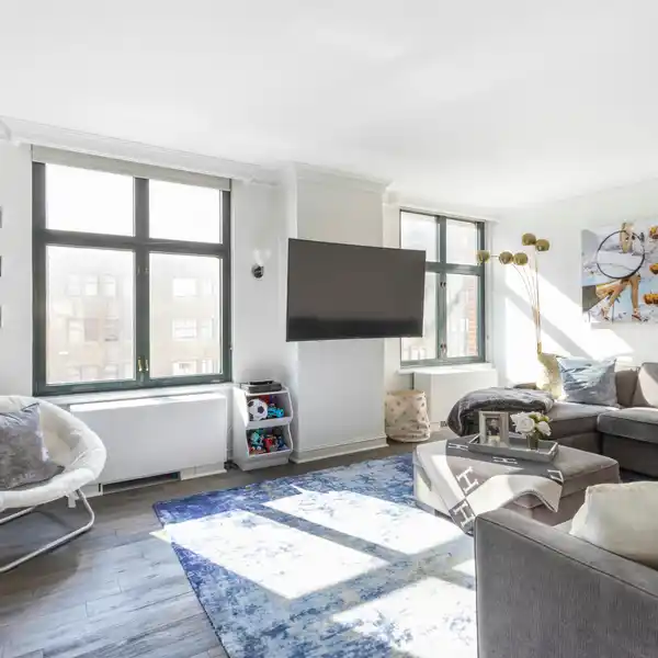 LIGHT-FILLED HOME AT THE TRAFALGAR HOUSE