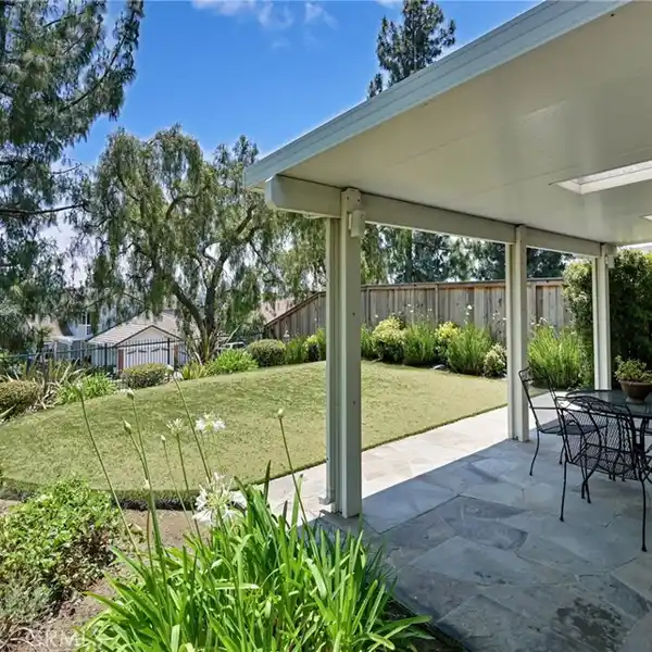 BRIGHT AND MODERN LIVING AMID ROLLING HILLS