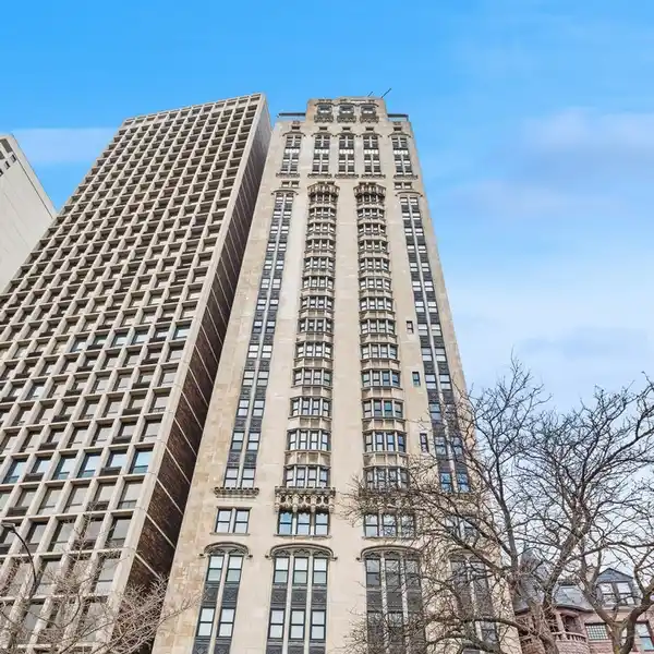 ELEGANT AND EXPANSIVE GOLD COAST RESIDENCE