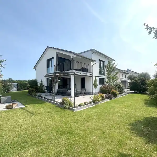 DREAMLIKE AND SPACIOUS DETACHED HOUSE