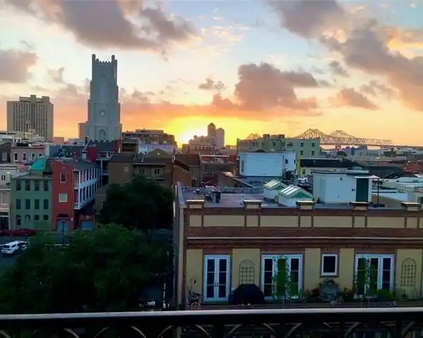 LUXURY PENTHOUSE CONDO FACING ICONIC ST CHARLES AVE