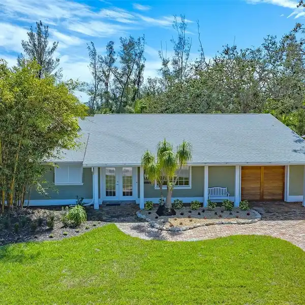 BEAUTIFUL SINGLE-LEVEL HOME ON LONGBOAT KEY