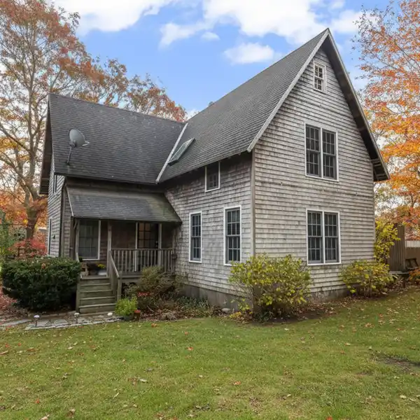 TRANQUIL ISLAND LIVING WITH TIMELESS CHARM