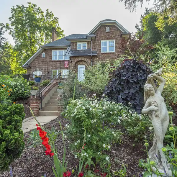 THE HUVARD HOUSE