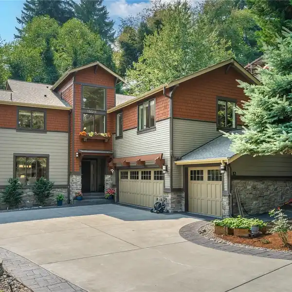 IMPECCABLY CRAFTED CUSTOM RESIDENCE