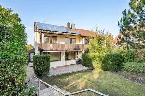 Welcoming Home in a Sunny Setting