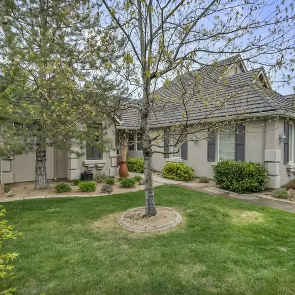 WELL-MAINTAINED HOME IN A PRESTIGIOUS COMMUNITY