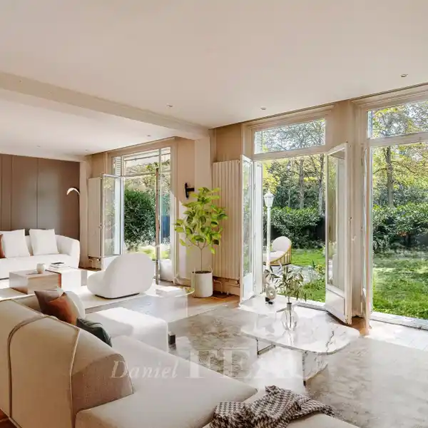 FIVE BEDROOM APARTMENT WITH GARDEN