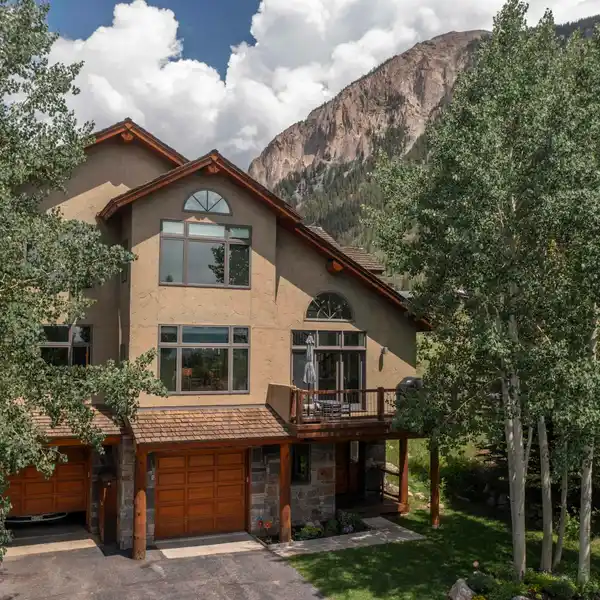 EXPANSIVE THREE BEDROOM HOME ON SOUGHT-AFTER SKYLAND