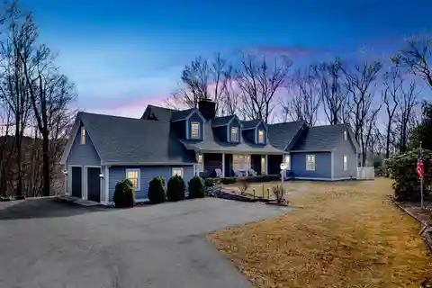 Magnificent Lakeside Retreat