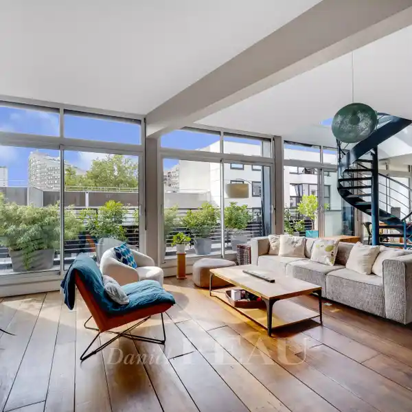LIGHT-FILLED DUPLEX APARTMENT