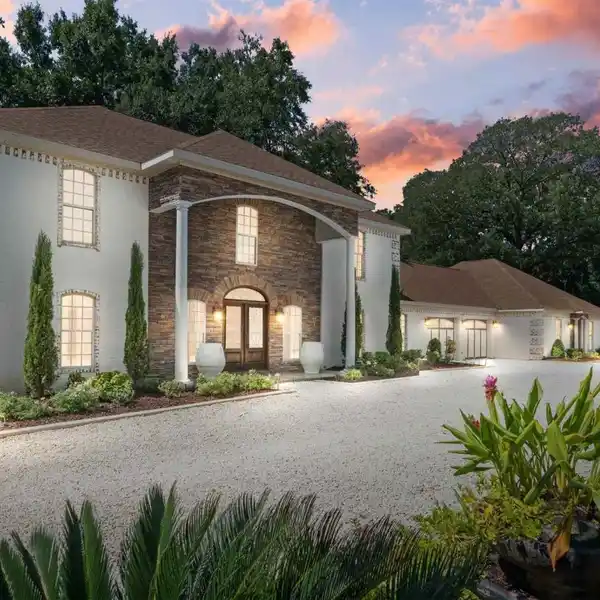 ELEGANT TRADITIONAL-STYLE RESIDENCE