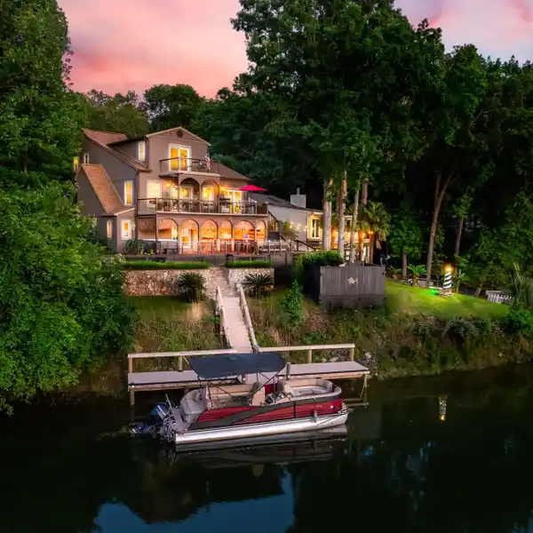A SLICE OF WATERFRONT PARADISE