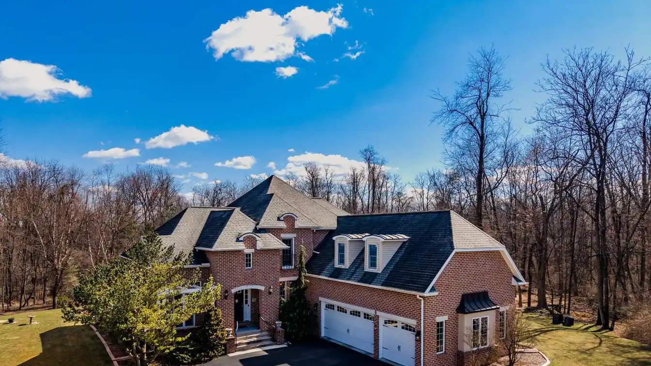 Elegance and Comfort on 1.5 Acres