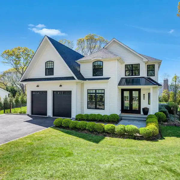 BRIGHT AND AIRY RENTAL IN BAYVIEW OAKS