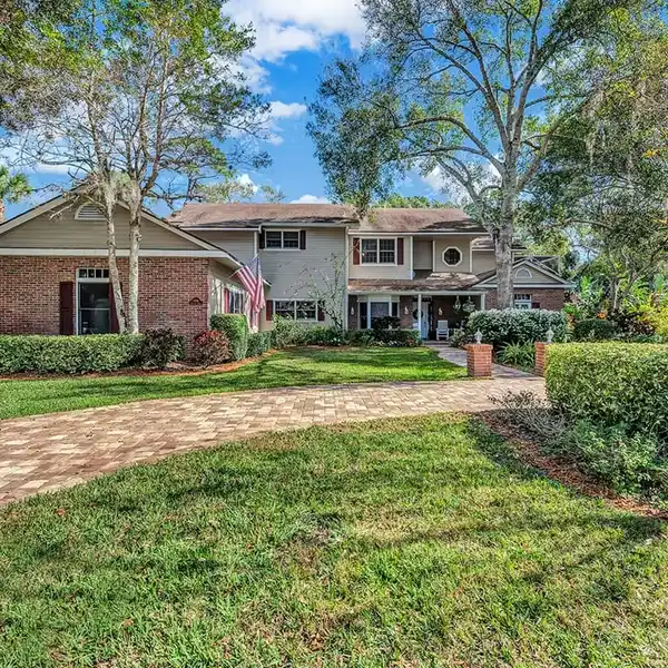 CHARMING ESTATE MINUTES FROM BEACHES