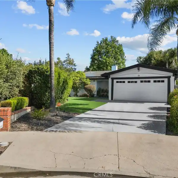 SPACIOUS POOL HOME IN PRIME LOCATION